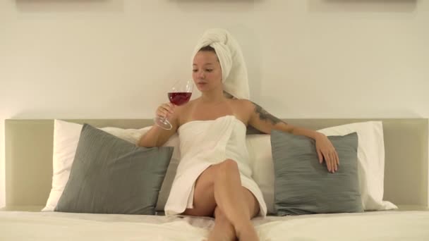 Сексуальна змішана расова дама з татуюванням в білому рушнику після сауни — стокове відео