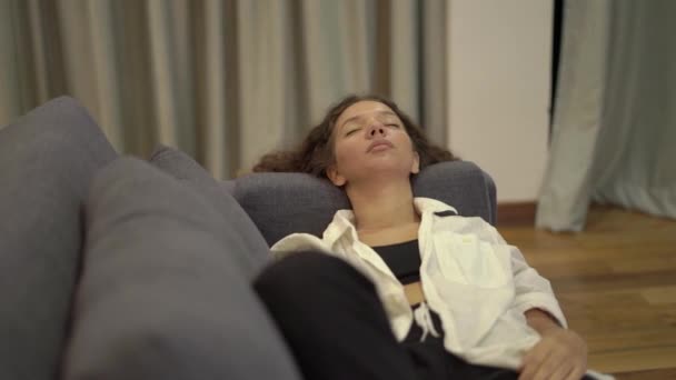 Erschöpfte Mischlingshündin entspannt nach Feierabend zu Hause — Stockvideo