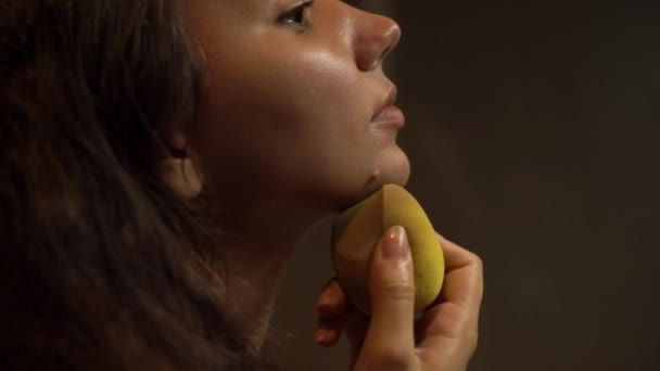 Brunett dam tar bort makeup basskikt med gul svamp — Stockvideo