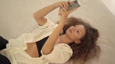 Akıllı telefon oyununda konsantre olmuş ırk hanımı tipleri