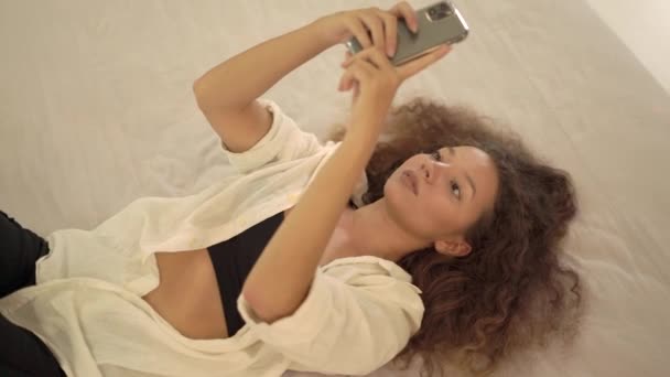Концентровані змішані типи гонок леді на смартфоні, граючи — стокове відео