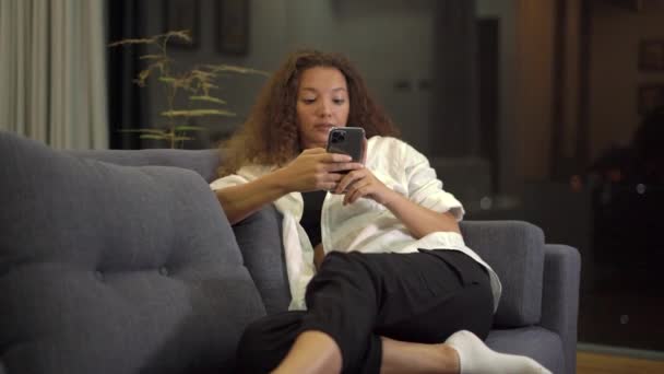 Giovane donna bruna in camicia bianca chat con gli amici — Video Stock