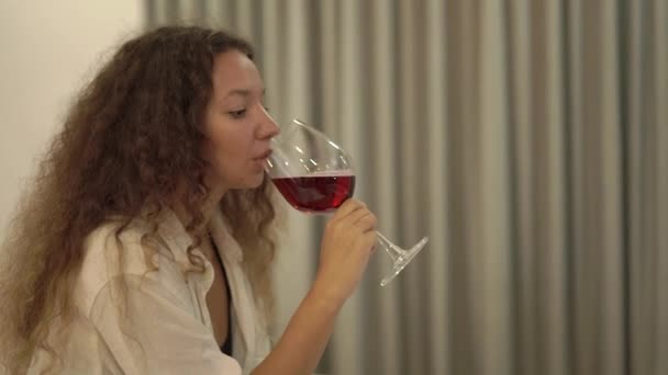 Razza mista giovane donna beve bevande alcoliche a casa — Video Stock