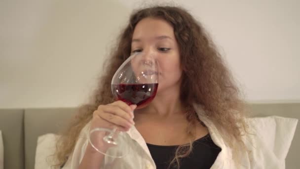 Tranquillo giovane donna beve vino rosso da grande bicchiere da vino — Video Stock