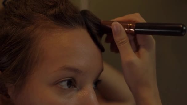 Seriös ung kvinna brunett tillämpar makeup hemma makro — Stockvideo