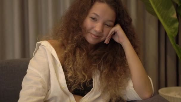 Wanita ras campuran yang puas dengan rambut keriting terlihat lurus — Stok Video