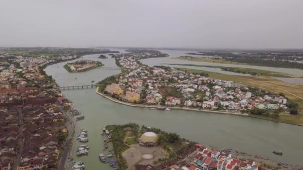Hoi Eine städtische Landschaftsstadt mit Brücke über den Kanal — Stockvideo