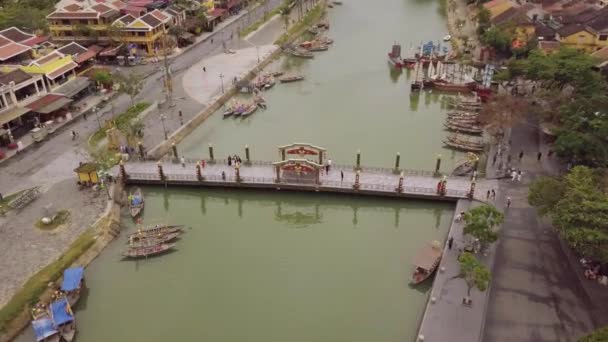 Hoi Een kanaal stedelijk landschap oude voetgangersbrug over kanaal — Stockvideo