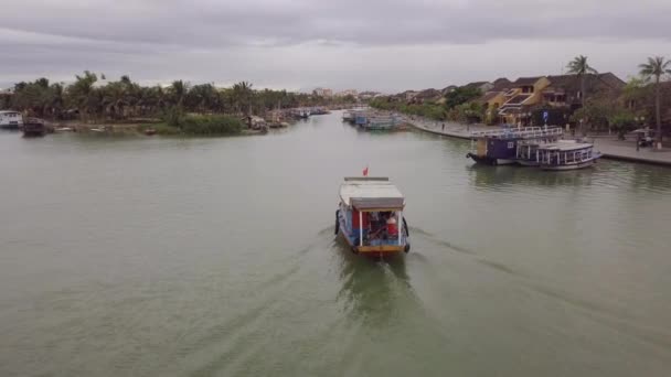 Hoi An river landscape motorboot vaart langs kanaal — Stockvideo