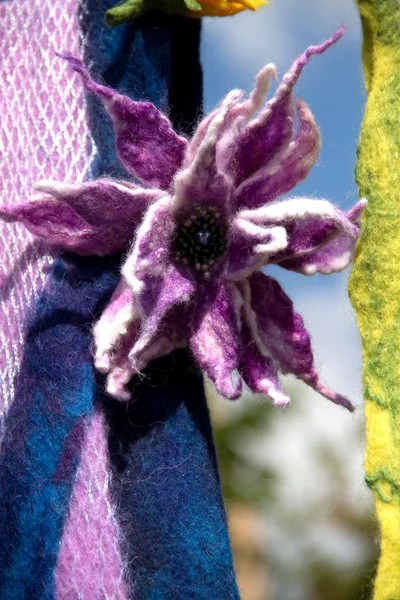 Violet flower brooch handmade of thick felt — Stock Photo, Image