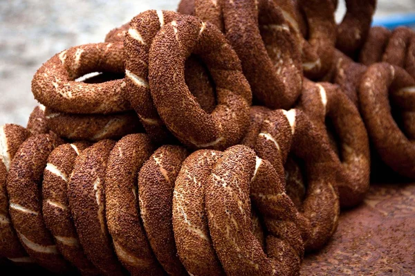 Muchos panecillos turcos tradicionales con semillas —  Fotos de Stock