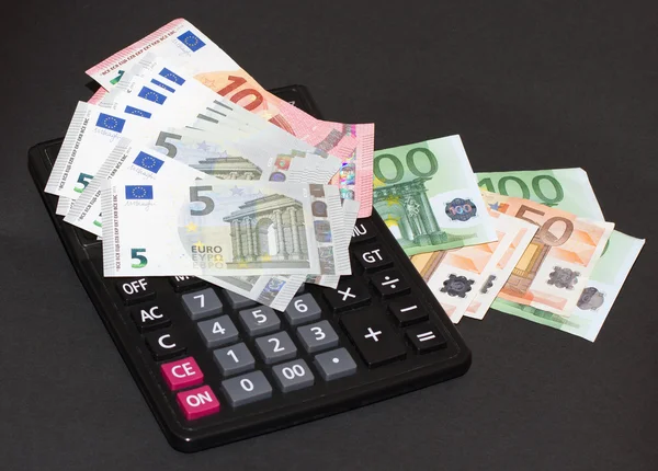 Avrupa para ve makine siyah arka plan üzerine banka notları