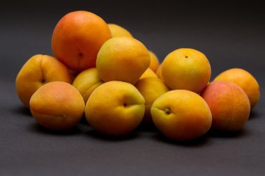 siyah arka plan üzerine olgun kayısı