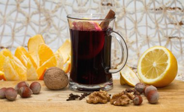 bardak mulled şarap, limon, portakal ve ceviz ahşap tablo