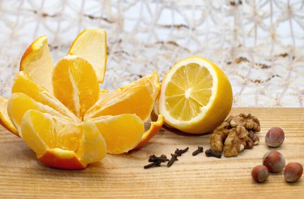 limon ve portakal ceviz, fındık ve karanfil ahşap tablo