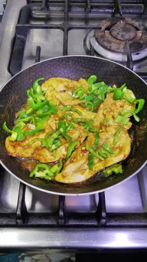 Göğüs tavuk dilimleri mısır yağı ve yeşil biber ile kızartma tavasında kızartma ısısı, kızartma tavası, zeytinyağı, güneş çiçeği yağı, ev yapımı, seçici odaklanma, sığ tarla derinliği, Kahire Mısır