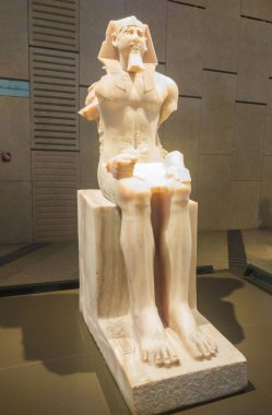 Mısır Antikası, Büyük Mısır Müzesi, Ramses, krallar, kraliçeler, heykeller, dokunuşlar, firavun arkeolojisi, antik medeniyet, seçici odak, sığ alan derinliği, Kahire Mısır 19 Kasım 2024