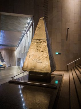 Mısır Antikası, Büyük Mısır Müzesi Koleksiyonları, Ramses, Krallar, Kraliçeler, heykeller, oymalar, firavun arkeolojisi uygarlığı, seçici odak, sığ alan derinliği, Kahire Mısır 19 Kasım 2024