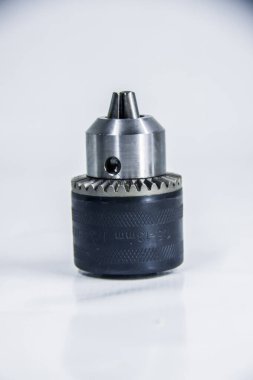 Çelik matkap başlığı 13 mm, bakım elektrikli aletler, aksesuar, stüdyo fotoğraf çekimi, beyaz arka planda izole edilmiş fotoğraf seçici odak, sığ alan derinliği, Kahire Mısır 'da çekilmiş