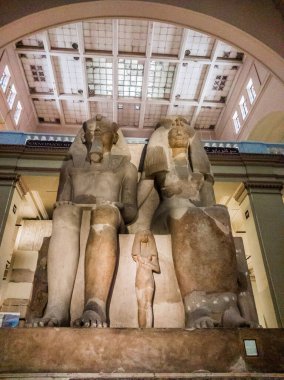 Mısır Antikası, Mısır Müzesi Koleksiyonları, Amenhotep III 'ün heykeli, büyük karısı Tiye ve kızları Prenses Henuttaneb, seçici odak, Kahire Mısır 18 Kasım 2025