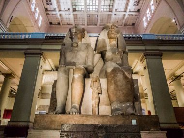 Mısır Antikası, Mısır Müzesi Koleksiyonları, Amenhotep III 'ün heykeli, büyük karısı Tiye ve kızları Prenses Henuttaneb, seçici odak, Kahire Mısır 18 Kasım 2025