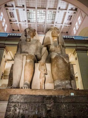 Mısır Antikası, Mısır Müzesi Koleksiyonları, Amenhotep III 'ün heykeli, büyük karısı Tiye ve kızları Prenses Henuttaneb, seçici odak, Kahire Mısır 18 Kasım 2025