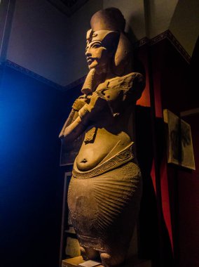 Mısır Antikası, Mısır Müzesi Koleksiyonları, Kral Akhenaton heykeli, Amenhotep IV, dokunuşlar, firavunsal arkeoloji medeniyeti, seçici odak, sığ alan derinliği, Kahire Mısır 18 Kasım 2025