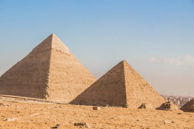 Mısır Antikası, Arkeoloji Fotoğrafçılığı, Büyük Giza Piramidi, Cheops Piramidi, Fotoğraf sığ alan derinliği ile seçici bir odak noktasıdır. Yeni açı manzarası, Kahire Mısır 'da 25 Kasım 2025' te çekildi.