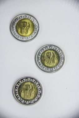 Bir Mısır metal madeni para yüzü için büyük yakın plan fotoğraf, Tutankamon altın maskesi, tasarruf, çekim seçici odak alan derinliği, bulanık arka plan, Kahire Mısır 'da çekildi