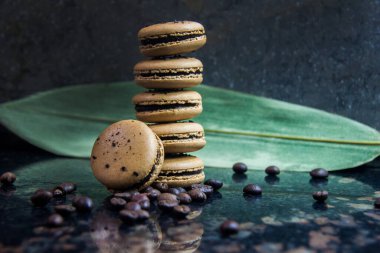 Fransız Makarnaları, badem bisküvilerinden oluşan tatlı içerisi yumuşak, kremsi dolgu ile bir arada, parlak renklerle karakterize edilmiş, seçici odak, sığ derinlik, Mısır