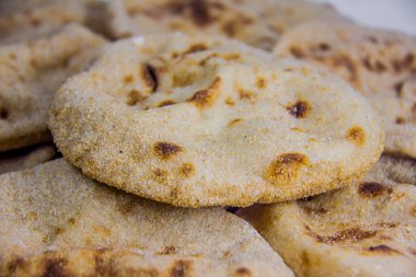 Mısır baladi Ekmek Gıda Fotoğrafı, kahvaltı, öğle yemeği, akşam yemeği, sağlıklı dokusu ve ceviz tadı ile bilinen geleneksel tam buğday ekmeği, seçici odak noktası, sığ alan derinliği, Kahire Mısır