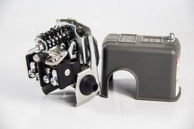 Su pompası için otomatik denetim baskılayıcı, arka planda otomatik su motoru, çekim sığ alan derinliği ile seçici odak