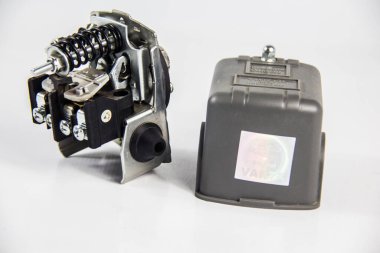 Su pompası için otomatik kontrol basıncı, arka planda otomatik su motoru, çekim alanı sığ olan seçici odak, 25 Eylül 2024 tarihinde Kahire Mısır 'da çekildi