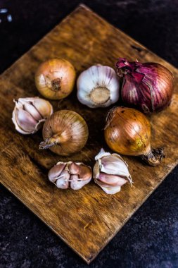 Taze soğan ampuller ve sarımsak