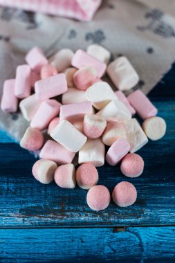 Marshmallow mavi ahşap zemin üzerine