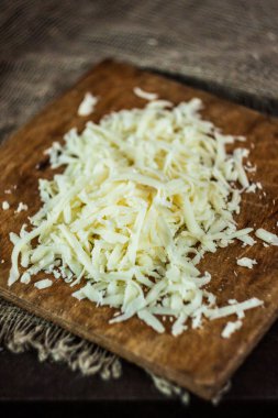 kesme tahtası üzerine rendelenmiş peynir