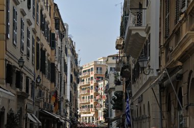 Korfu kırmızı bayrak binalarla