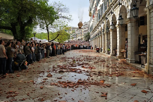 Κανάτα και το δοχείο που ρίχνουν στην Κέρκυρα — Φωτογραφία Αρχείου