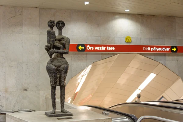 Mutter-Kind-Skulptur kossuth u-Bahn — Stockfoto