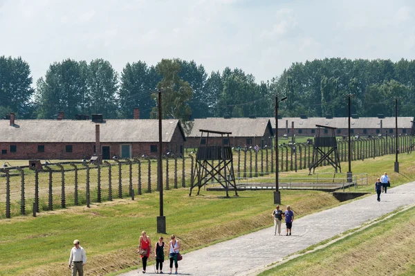 Auschwitz II - Birkenau kışla ve saat kuleleri — Stok fotoğraf