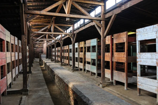 Auschwitz Ii - Birkenau trä baracker interiör — Stockfoto