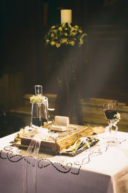 Düğün yüzük Incil şarap çatal