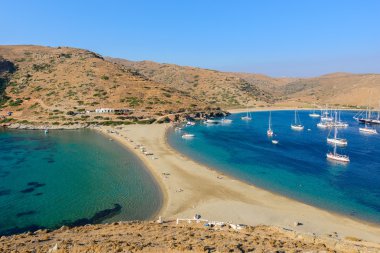 Kythnos kolona çift taraflı kumsalda