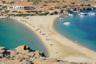 Kythnos kolona çift taraflı kumsalda