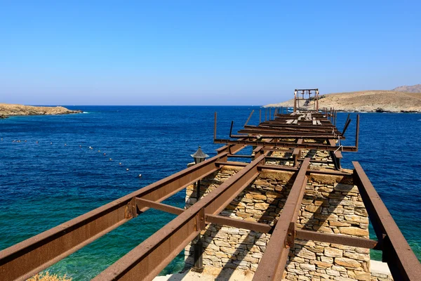 Denize yansıtılan eski gantry