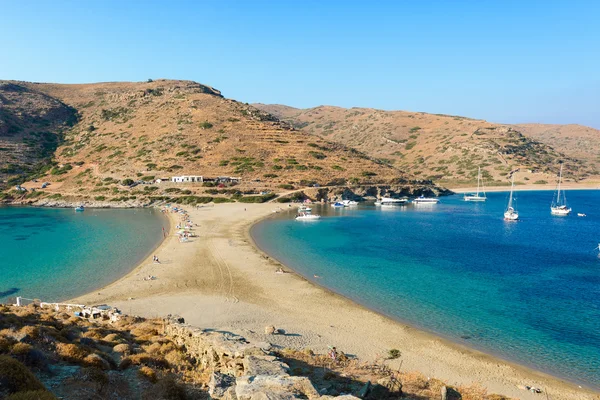 Kythnos kolona çift taraflı kumsalda