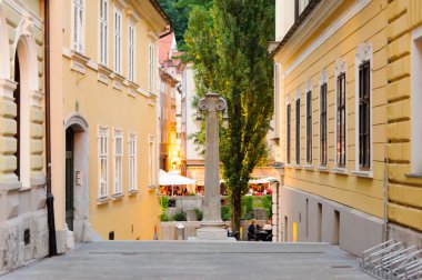 Ljubljana tiyatro sütun