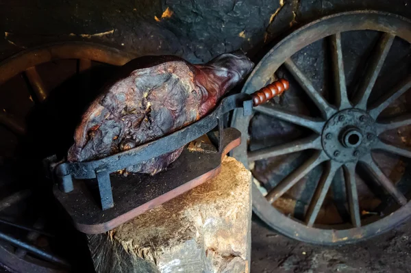 Jambon füme smokehouse içinde preslenmiş