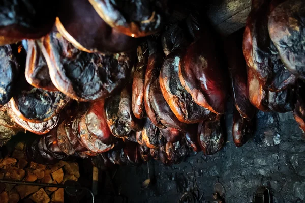 Jambon füme smokehouse içinde preslenmiş