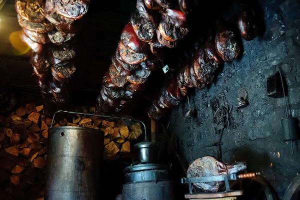 Jambon füme smokehouse içinde preslenmiş — Stok fotoğraf